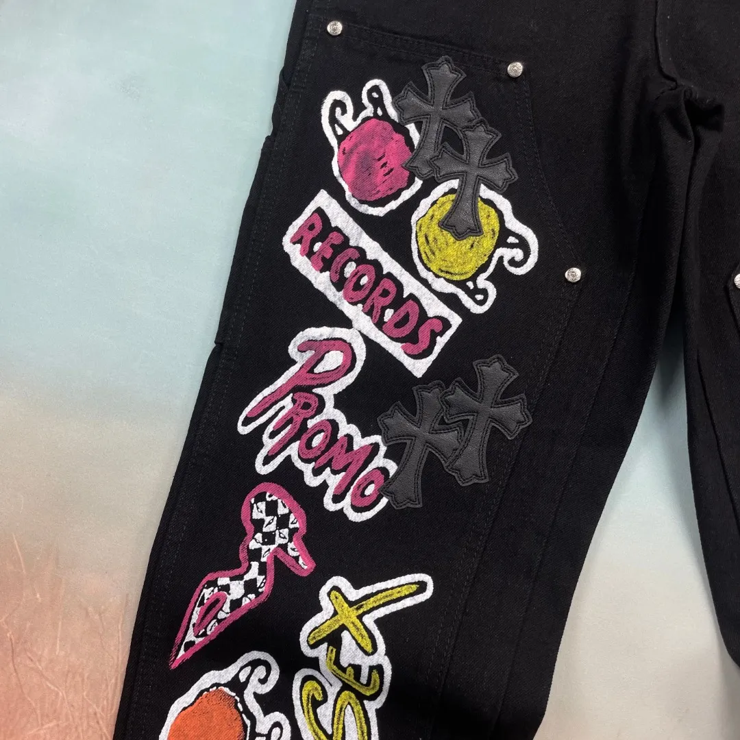 🅿️280 🔘Style number-KL168 🔘Croxin𝐂𝐡𝐫𝐨𝐦𝐞 𝐇𝐞𝐚𝐫𝐭 Sex Recprds limited edition black multi-element graffiti work jeans* produced by Croxin, the texture is simply invincible! It is a specially customized model made by Master DIY. It is unique, so you don’t have to worry about collisions at all! The various colorful graffiti elements on the pants, such as stars, lips and other patterns, are particularly eye-catching and full of street fashion. The three-dimensional cutting version is loose and comfortable, regardless of body shape. No matter you are tall or short, fat or thin, you will look taller and slimmer when wearing it. The same style for men and women, it can also be used as couple pants, it’s so versatile! The workmanship is even more exquisite, every detail is handled superbly, and the shape is stylish and crisp. No matter what season it is, these pants can easily be fashionable. They match well with any top and are a must-have for your wardrobe! The matching suggestions are as follows: Trendy hip-hop style: Pair the upper body with a loose colorful hooded sweatshirt, such as fluorescent green, bright orange and other bright colors. Wearing a baseball cap of the same color, large-frame sunglasses, a pair of high-top AJ sneakers, and a large-capacity backpack, the look is full of hip-hop style. Cool and handsome functional style: Wear a black bottoming shirt inside, a military green functional jacket outside, and black tactical boots. Tie a metal chain around your waist to add street coolness. If you go to a music festival or a trendy party, you will be the center of attention. Simple casual style: Pair with a simple white cotton T-shirt, a denim jacket, and white shoes. The overall design is simple and casual, suitable for daily shopping and dating, and can easily create a comfortable and fashionable feel.  Size: S M L XL (28.30.32.34) Color: Black